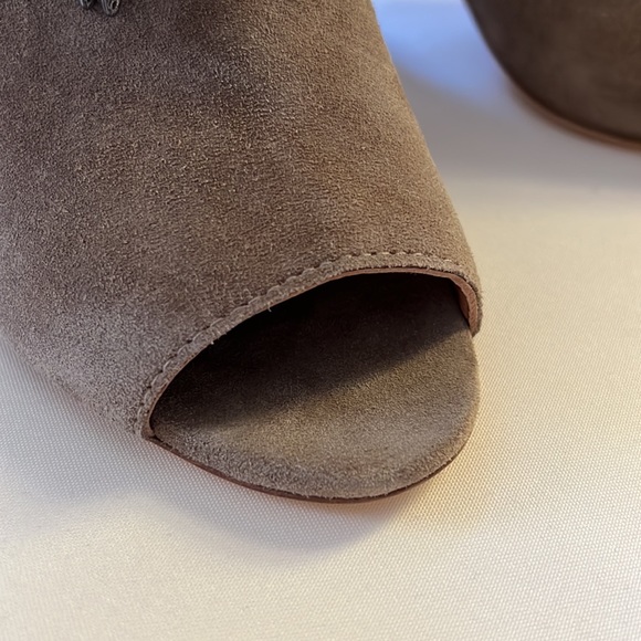 Sigerson Morrison NWOT Faro Suede Peep-Toe Tassel Boho Bootie Size 10 - Picture 4 of 11